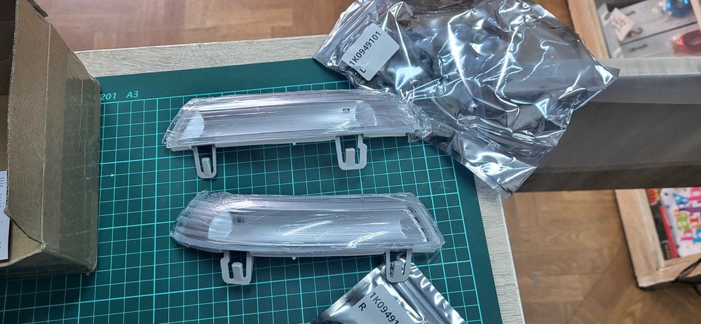 Lămpi de semnalizare pentru oglinzile laterale ale unor modele Volkswagen, cum ar fi Passat B6 sau Golf 5, echipate cu becuri LED