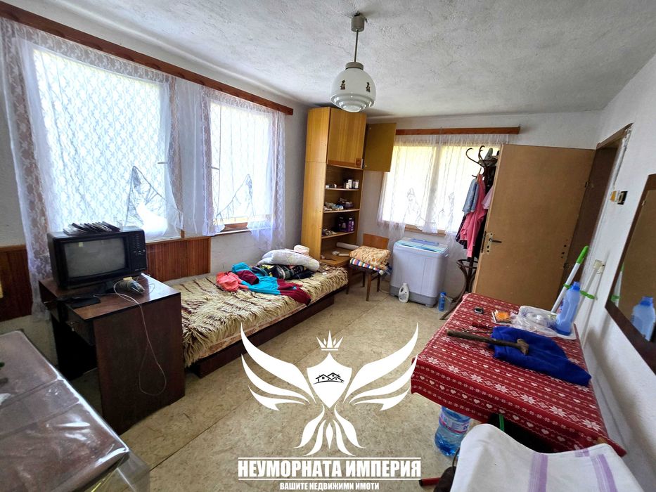 Продавам двуетажна къща с 86РЗП и 744кв.м. двор в село Горнослав във вилна зона