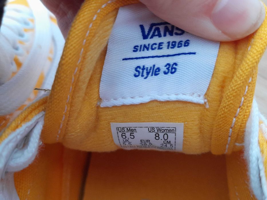 Оригинални кецове Vans от Англия 38.5,но отговарят на 37.5-38 номер