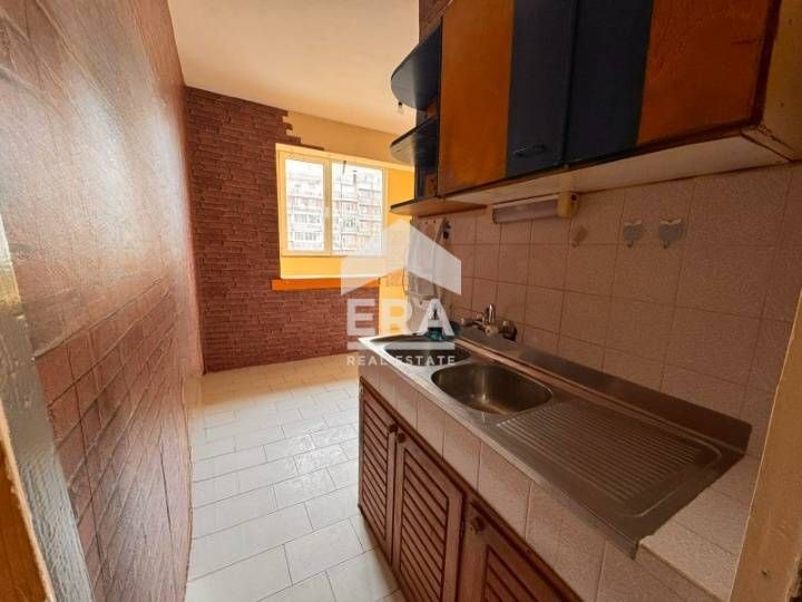 Необзаведен двустаен апартамент на среден етаж в кв. "Възраждане" 3 за