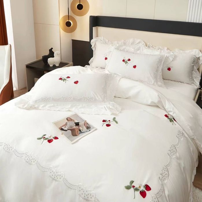 Qiz va qiz bir-birini yechintirib