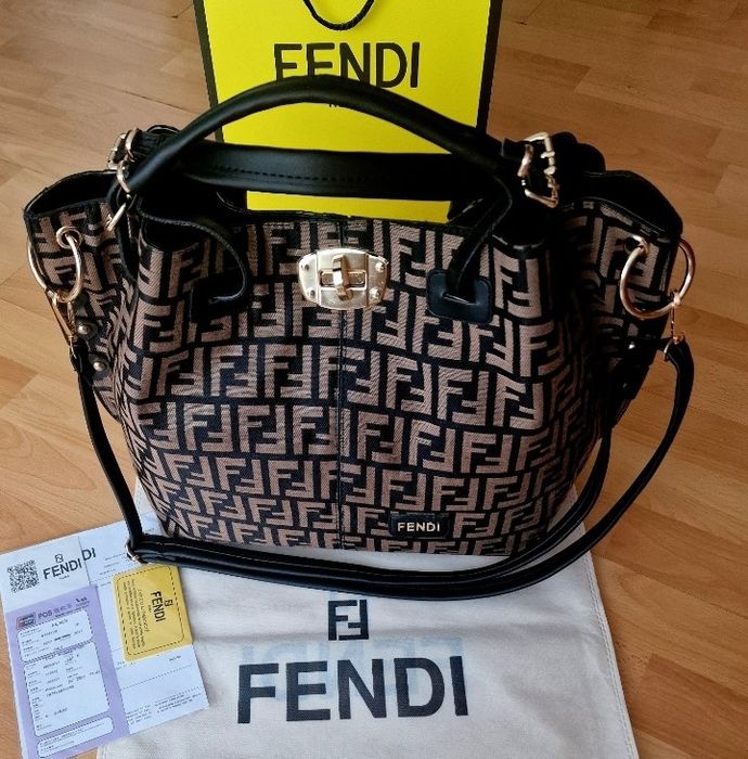 Geanta damă super model, logo metalic auriu, saculet, etichetă