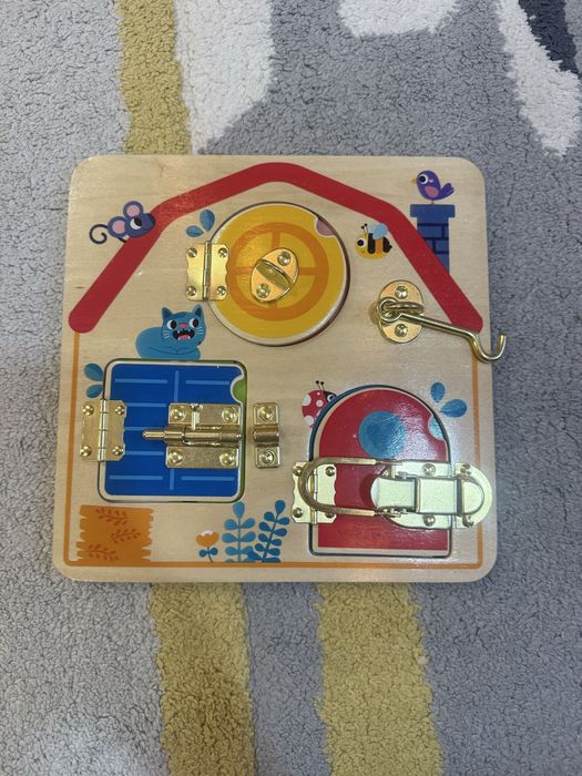 Детски занимателен бизиборд