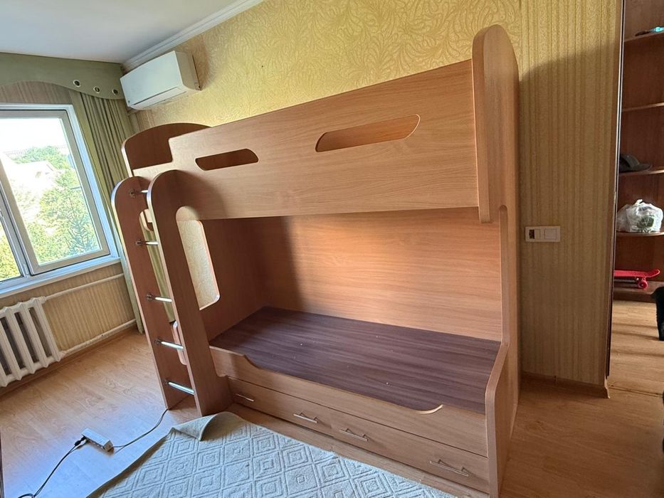 Кровать двухярусная с матрасами