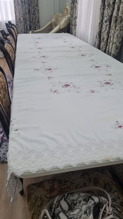 Стол для гостинной