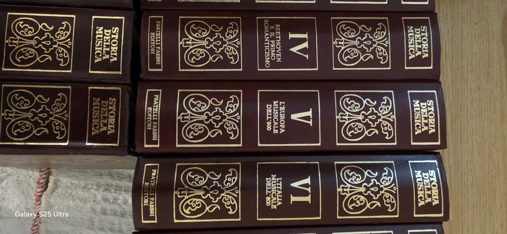 Ofer spre vânzare colecție de 13 volume in stare impecabila