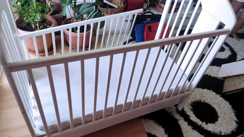 Бебешко легло-кошара 60×120 бяло дървено + матрак | чекмедже, колелца