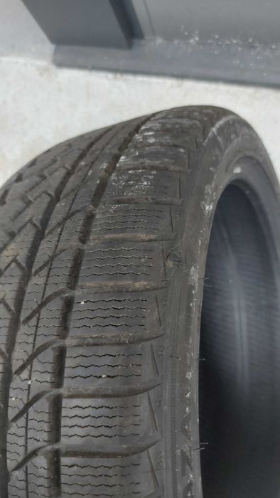 Продавам Гуми 235/40/18 зимни