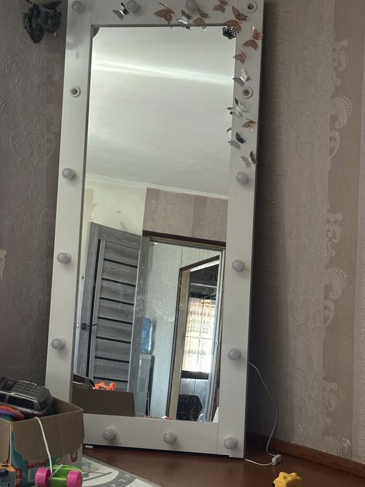 Зеркало с лампами