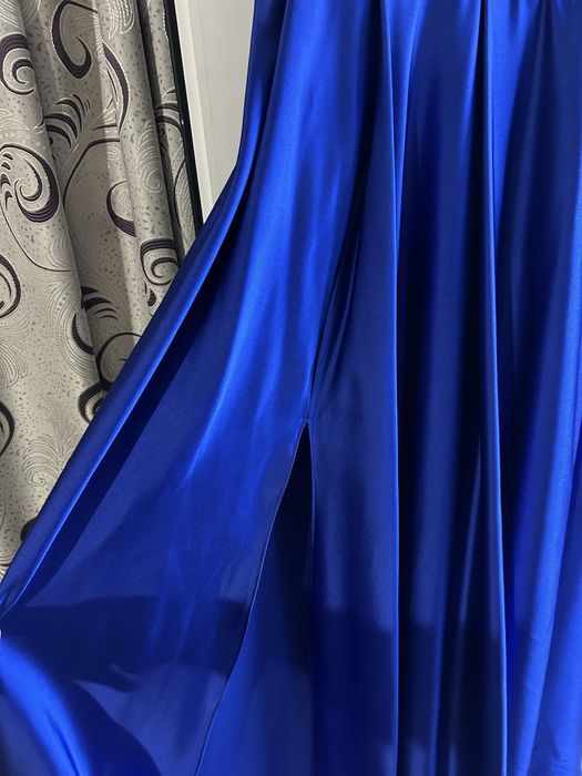 Rochie elegantă lungă cu despicătură , din taftă, mărimea 42, stare excelentă.