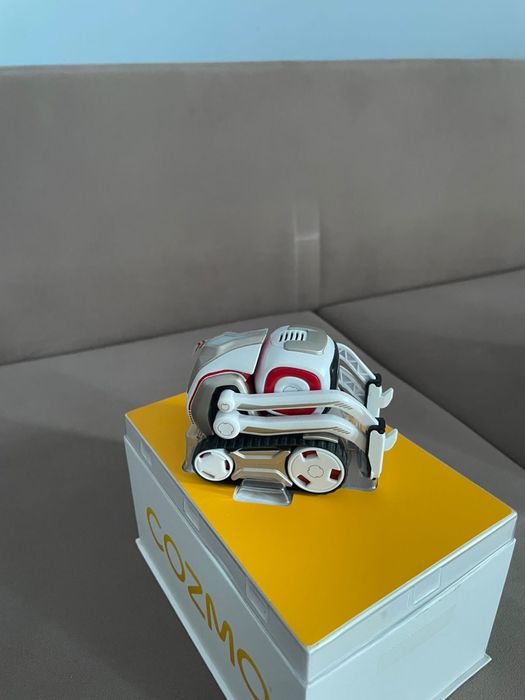 Робот Anki Cozmo на радиоуправлении Anki