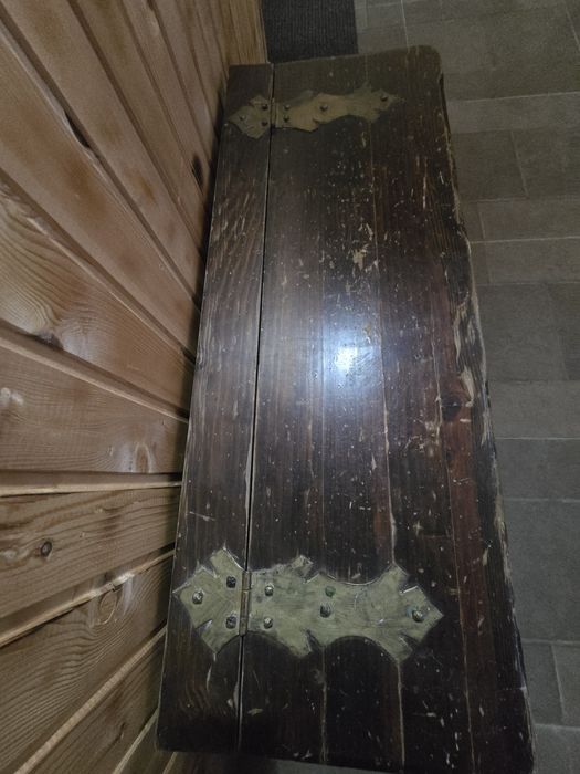 Ladă de zestre veche, sculptată manual și pictată – Autentică,