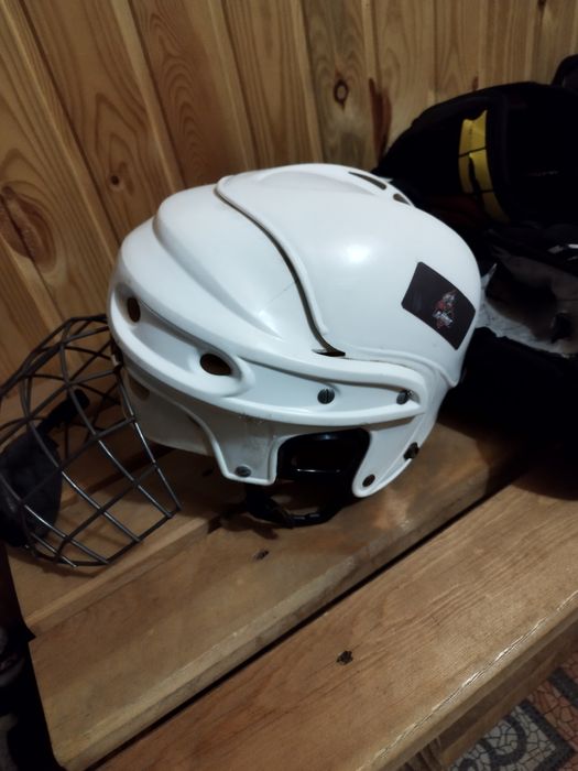 Шлем хоккейный б/у
