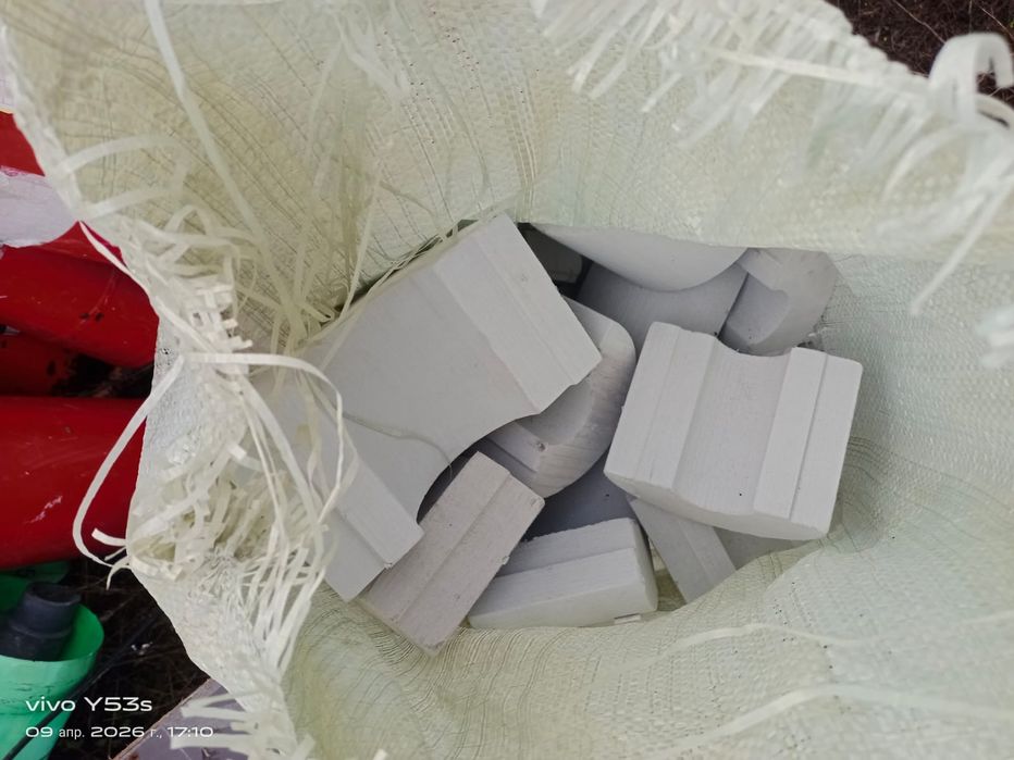 Пластмассовая маяк между трубами