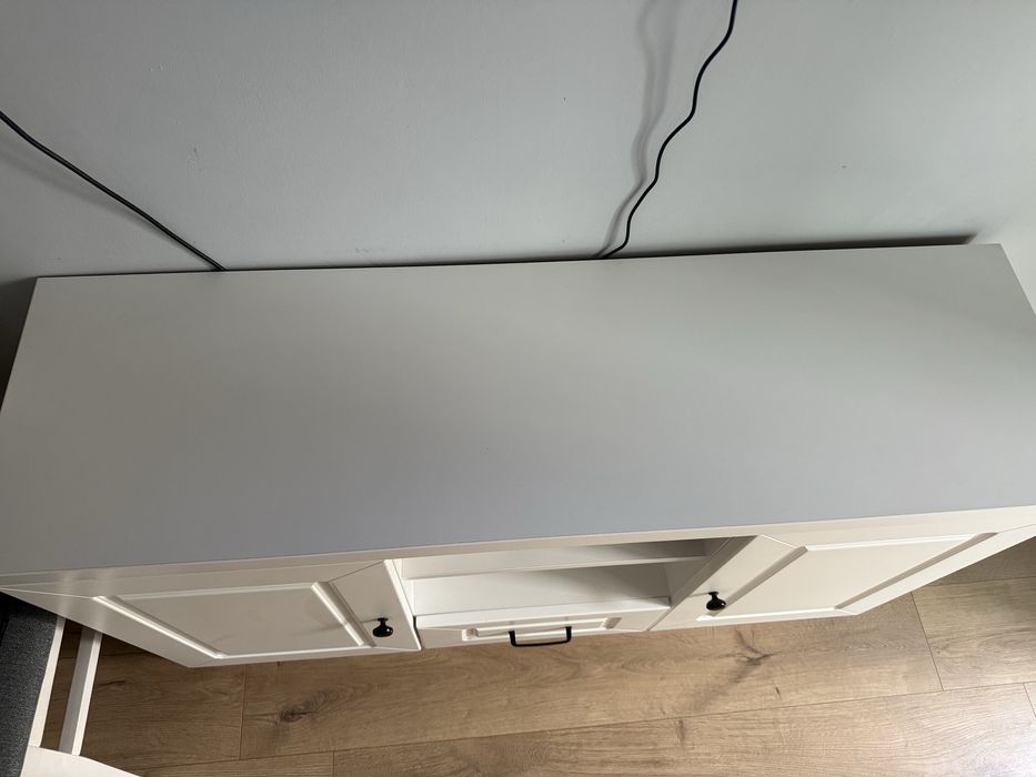 Тв шкаф от масивно дърво