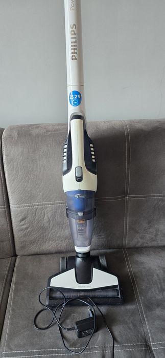Продавам акумулаторна прахосмукачка PHILIPS
