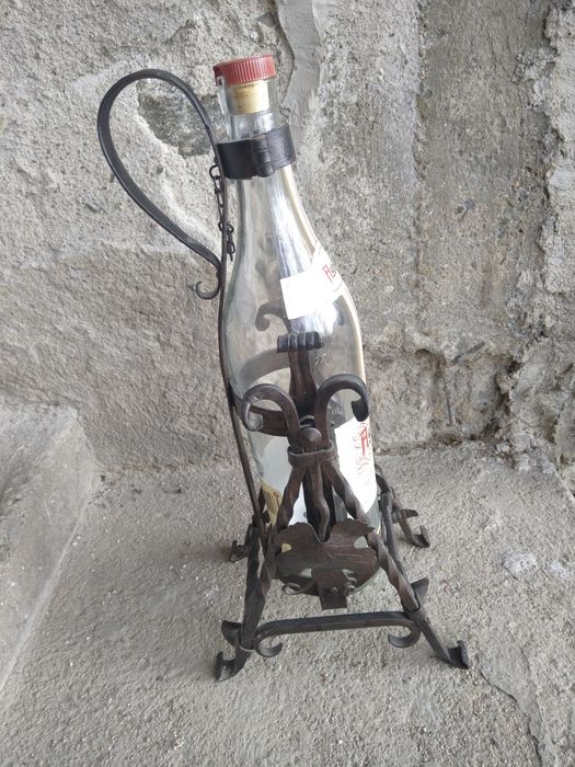 Продавам огромна стойка за бутилка от ковано желязо в стил Арт Нуво