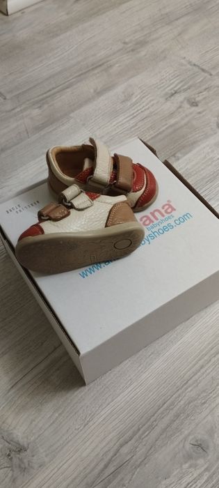 Papuci primii pași Ariana