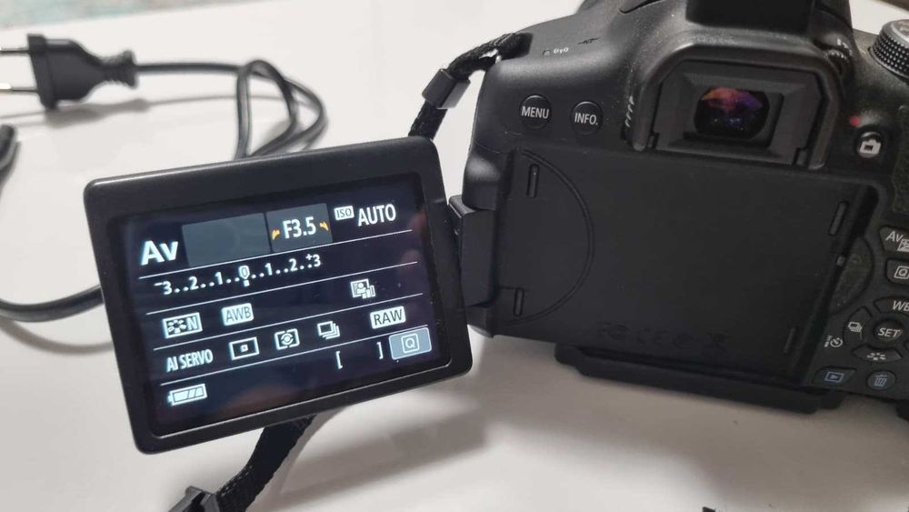 Aparat foto Canon EOS 750D plus obiectiv Canon 18-135 is