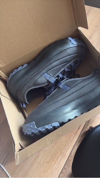 Продам новые кроссовки The North Face