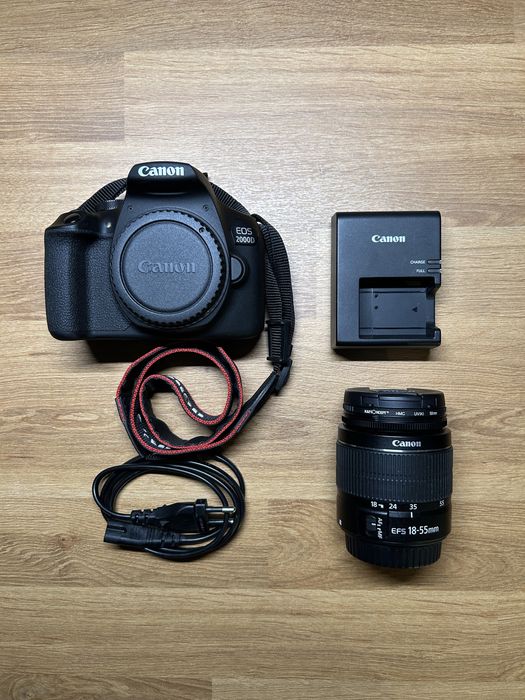 Aparat foto DSLR Canon 2000D + Obiectiv 18-55mm + Geantă (Stare impecabilă)