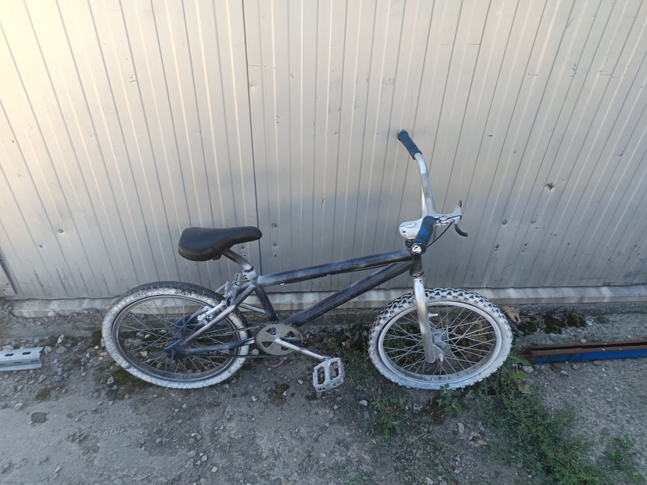Vând bicicleta BMX 20"