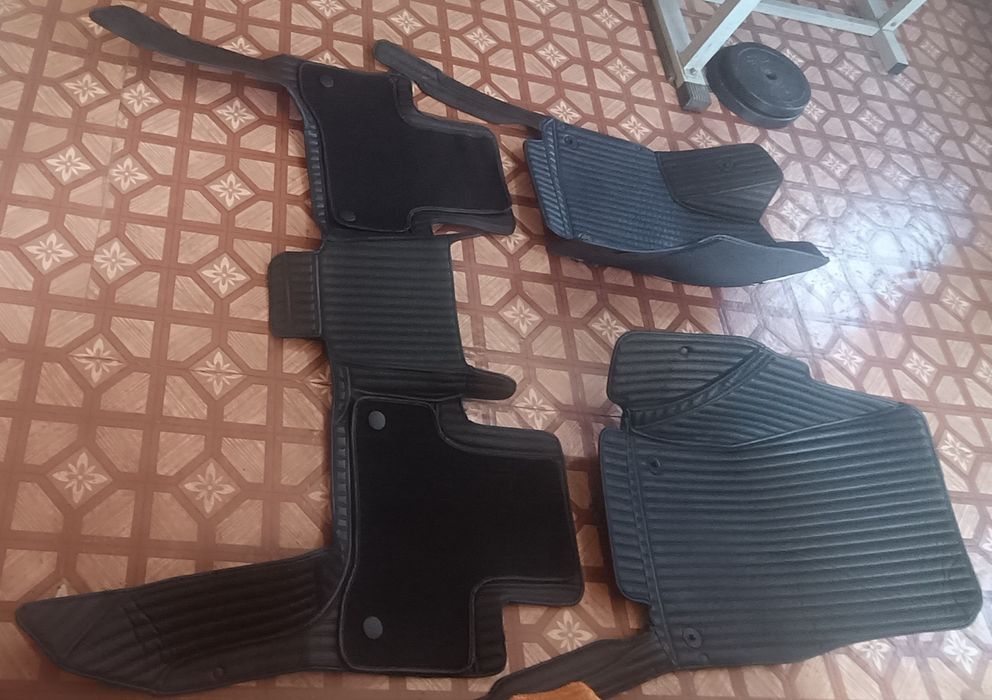 Продам  полики (коврики 3D) на Land Cruiser
