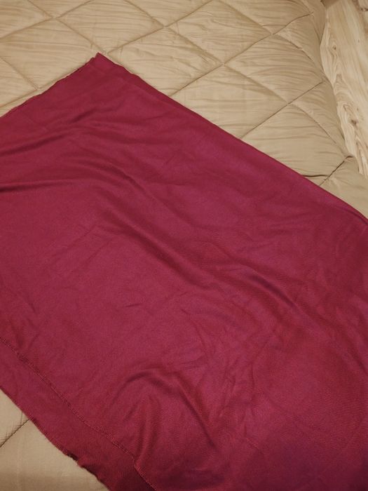 Много голям цвят бордо шал на Zara