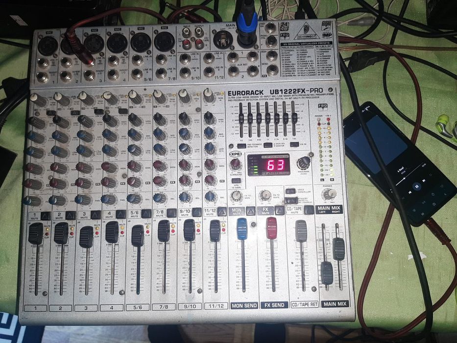 Микшерный пульт  BEHRINGER