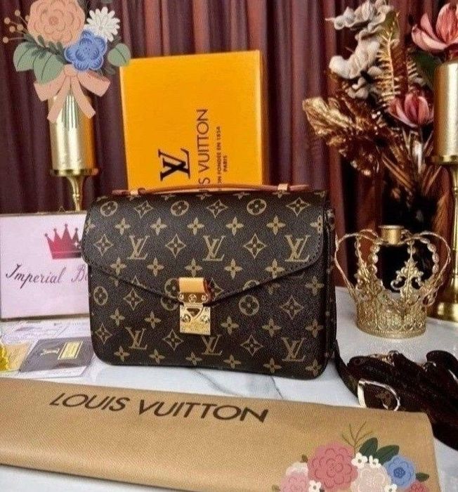 Set 3 articole Louis Vuitton( geanta Pochette Metis+curea+portofel),saculet, etichetă