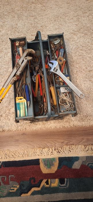 Lot vand o trusa plina cu ceiii trimit si in tara cu verificare colet