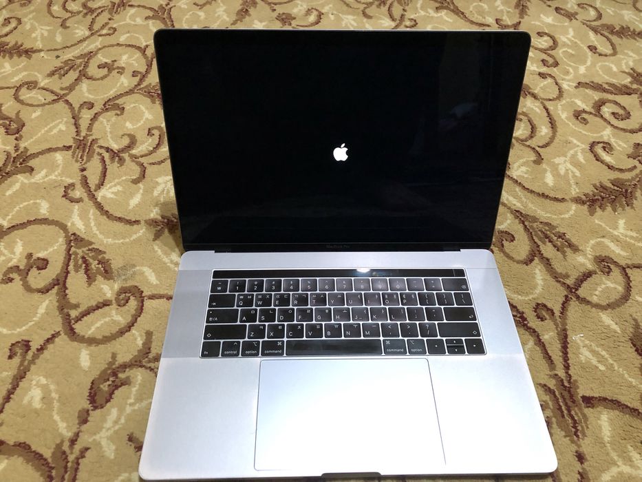 Macbook pro 15dyum 2019 | i9 8-core 16ram DDR4 512SSD