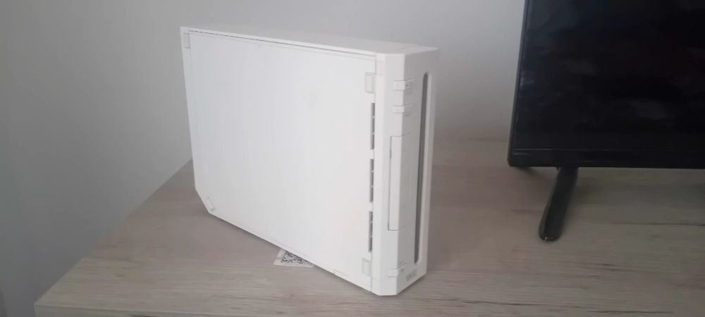 Schimb playstation 3 superslim cu 20 de jocuri +4 manete și un nintendo wii  cu 10 jocuri și acesori pentru un calculator sau laptop
