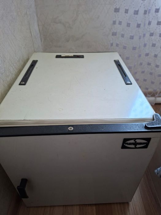 Продам инкубатор. Недорого. Отсутствуют градусник.
