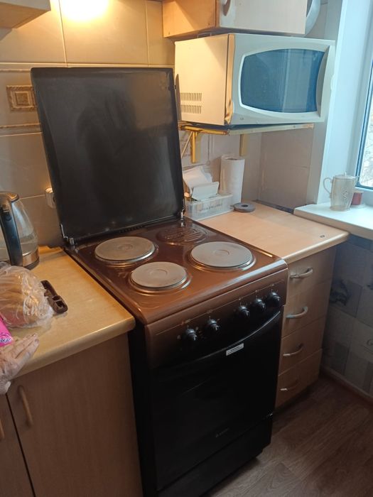 Продаю Эл.Плиту с духовкой.