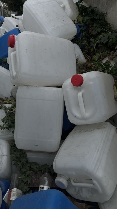 Продам пластиковые канистры 20 л