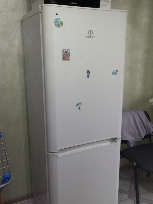 Холодильник индезит продам