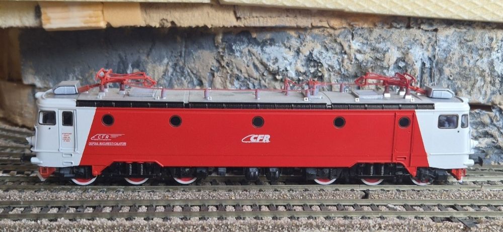 Locomotive 060 EA CFR MACHETE statice expo trenulet electric  scara HO tricolor