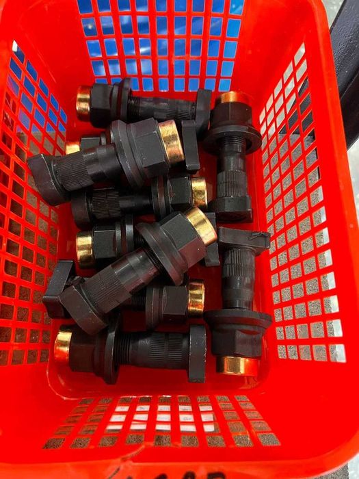 Шпилька колеса HOWO SHACMAN