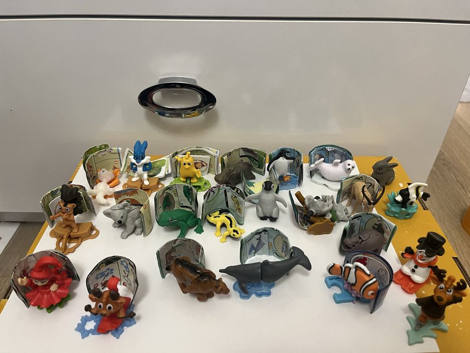 Играчки от шоколадови яйца, стикита и др.