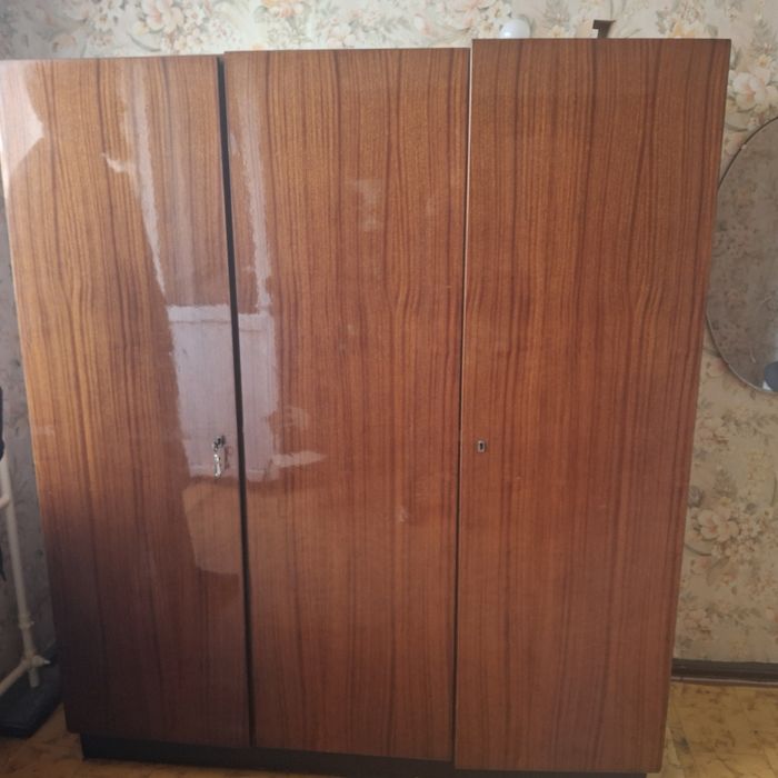 Продам мебель б/у сервант,шкаф,диван