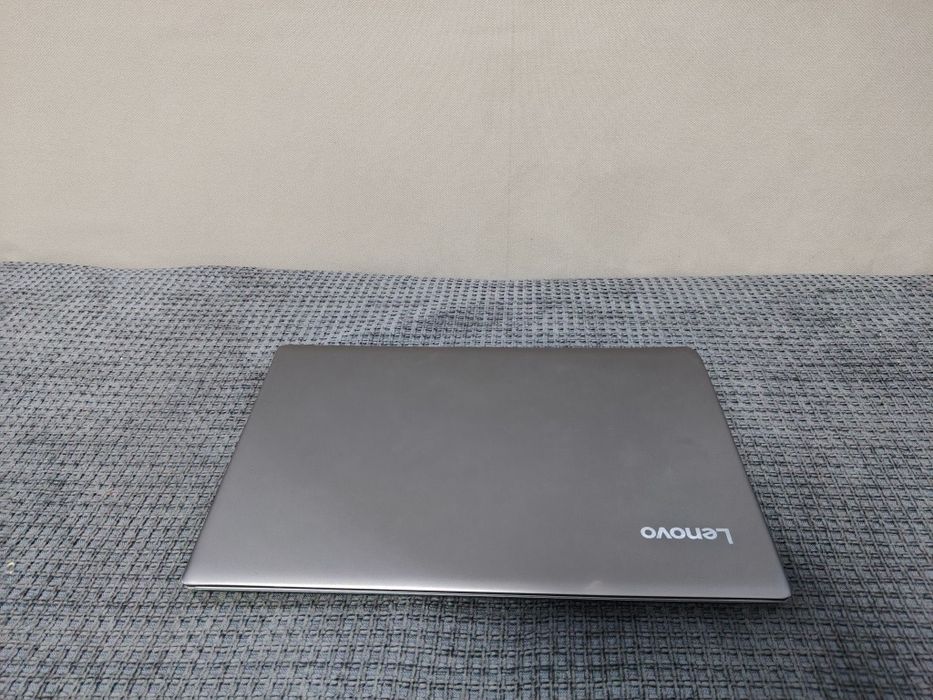 Ноутбук Lenovo в комплекте