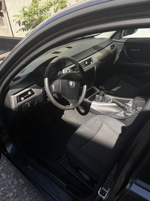 BMW 320 E90 кола