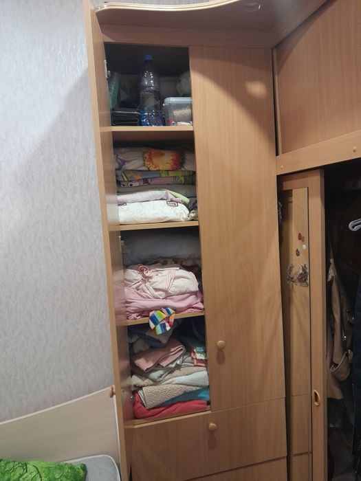 Продам  угловой  шкаф