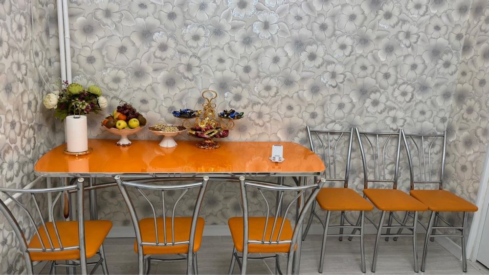 Стол с стулями..