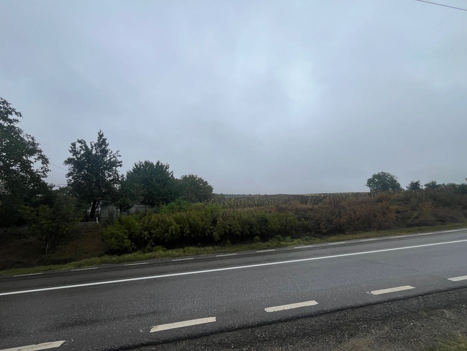 Teren de vânzare suprafata 1 ha, deschidere 20 m,în Poienari !!