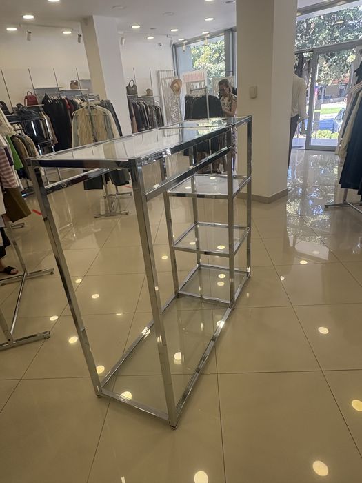 Stand comercial haine din inox / crom cu polițe din sticlă