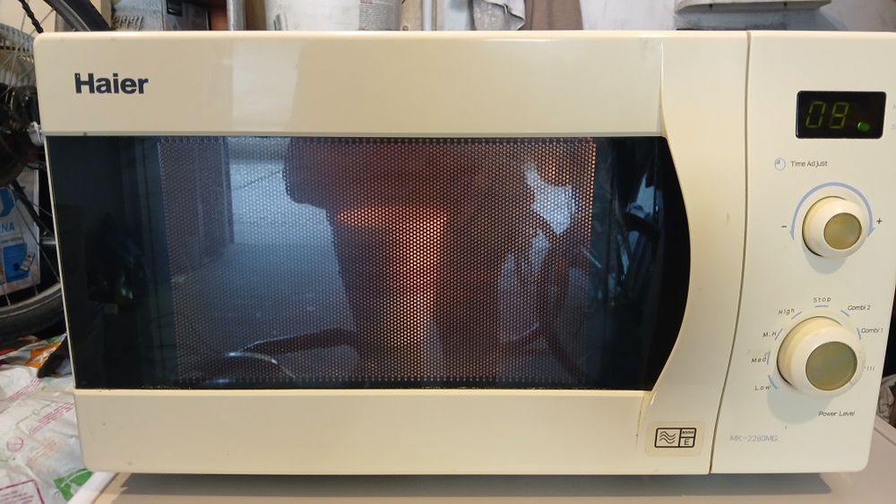 Миклровълнова печка HAIER 1300W КАТО НОВА