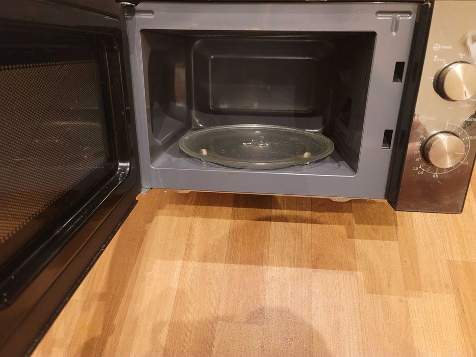 Микровълнова Koenic KMW 1221 B (700W) от Германия