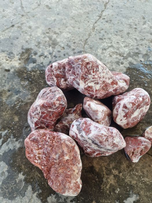 Vindem piatra naturala pentru amenajari de curti si gradini, ideala pentru placari si pavaje. Potrivita pentru alei terase  garduri, fatade, socluri